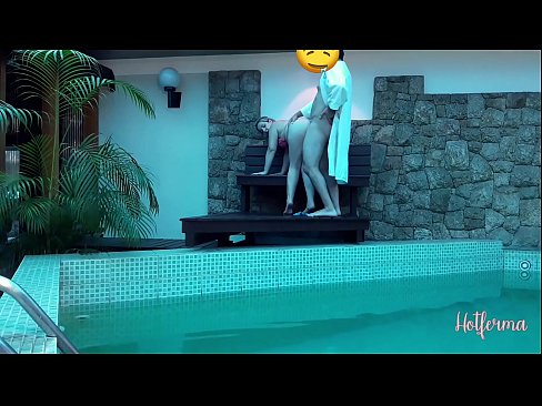 ❤️ Šéf pozve slúžku k bazénu, ale neodolala horúcemu ❤❌ Šukanie video na nás