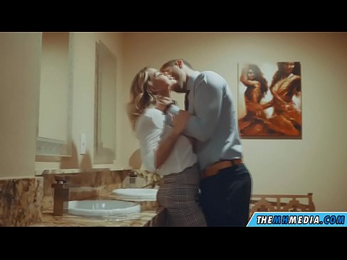 ❤️ Keď vás prsnatá blondínka zvádza na verejných toaletách ❤❌ Šukanie video na nás